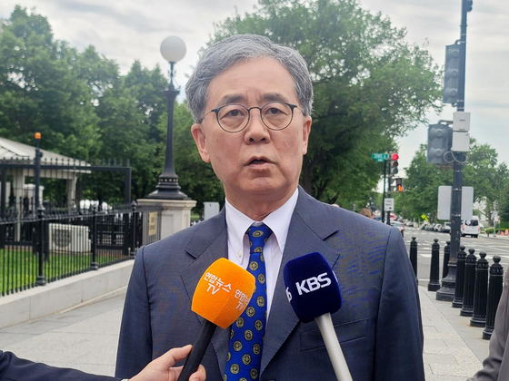 Kim Hyun-chong, former second deputy director of the National Security Office, explains the outcome of his meeting with Donald Trump administration officials to reporters at the White House in Washington on May 8. [YONHAP]