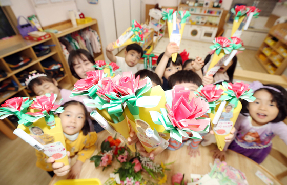Preschoolers make carnation crafts to gift to their parents in time for Parents' Day in Gwangju on May 8. [NEWS1]