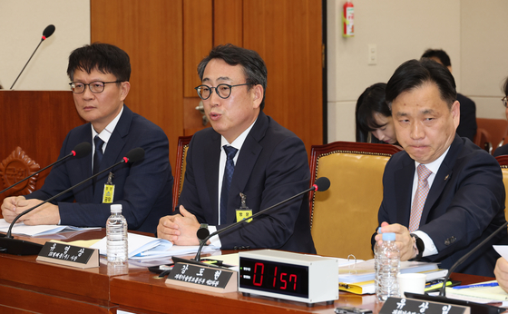 SK Telecom CEO Ryu Young-sang, center, answers questions on the recent SIM hack at the National Assembly building in Yeouido, western Seoul, on May 8. [YONHAP]