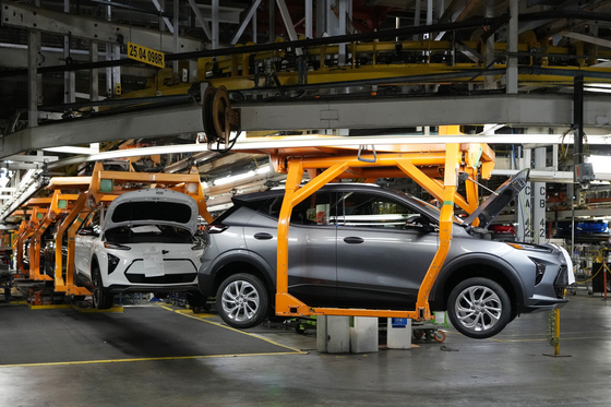 Vehicles move along the 2023 Chevrolet Bolt EV and EUV assembly line at the General Motors Orion Assembly in Lake Orion, Michigan, on June 15, 2023. [AP/YONHAP]