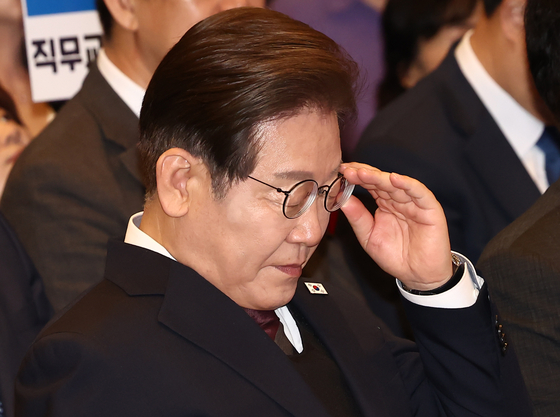 Democratic Party presidential candidate Lee Jae-myung attends an event at KBIZ Korea Federation of SMEs in Yeongdeungpo District, western Seoul, on May 8. [NEWS1]