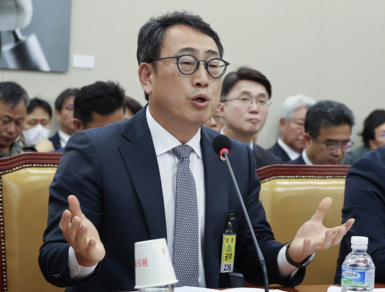 Ryu Young-sang, CEO of SK Telecom, speaks as a witness during the National Assembly’s Science, ICT, Broadcasting and Communications Committee on April 30. [JOONGANG ILBO]