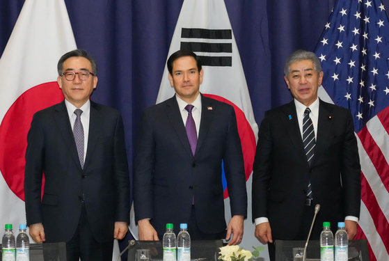 Foreign Minister Cho Tae-yul, left, U.S. Secretary of State Marco Rubio, center, and Japanese Foreign Minister Takeshi Iwaya pose for a photo during a trilateral meeting on the margins of the Munich Security Conference in Germany on Feb. 15. [MINISTRY OF FOREIGN AFFAIRS] 