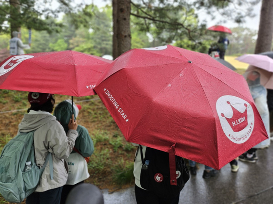 Fans of Kim Hyo-joo carrying “H.J. Kim” umbrellas watch the Aramco Korea Championship at New Korea Country Club in Goyang, Gyeonggi, on May 9. [PAIK JI-HWAN]