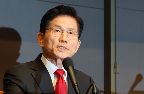 Former Labor Minister Kim Moon-soo speaks during a debate hosted by the Gwanhun Club, a senior journalists' association, at the Korea Press Center in Jung District, central Seoul, on May 8. [NEWS1] 