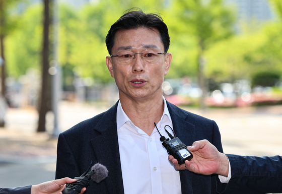 Former division commander Lim Seong-geun answers reporters' questions before his questioning at the Corruption Investigation Office for High-ranking Officials in Gwacheon, Gyeonggi, on April 30. [NEWS1]
