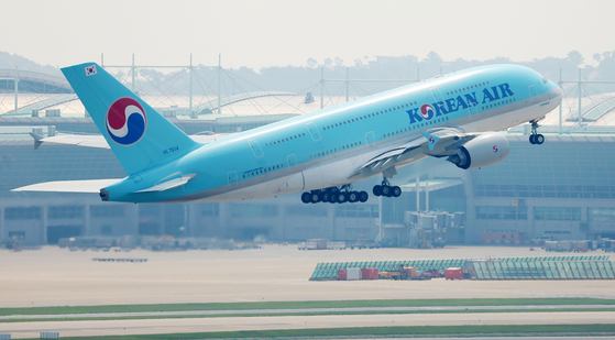A Korean Air flight jets off at Incheon International Airport in Incheon on July 4, 2022. [YONHAP] 