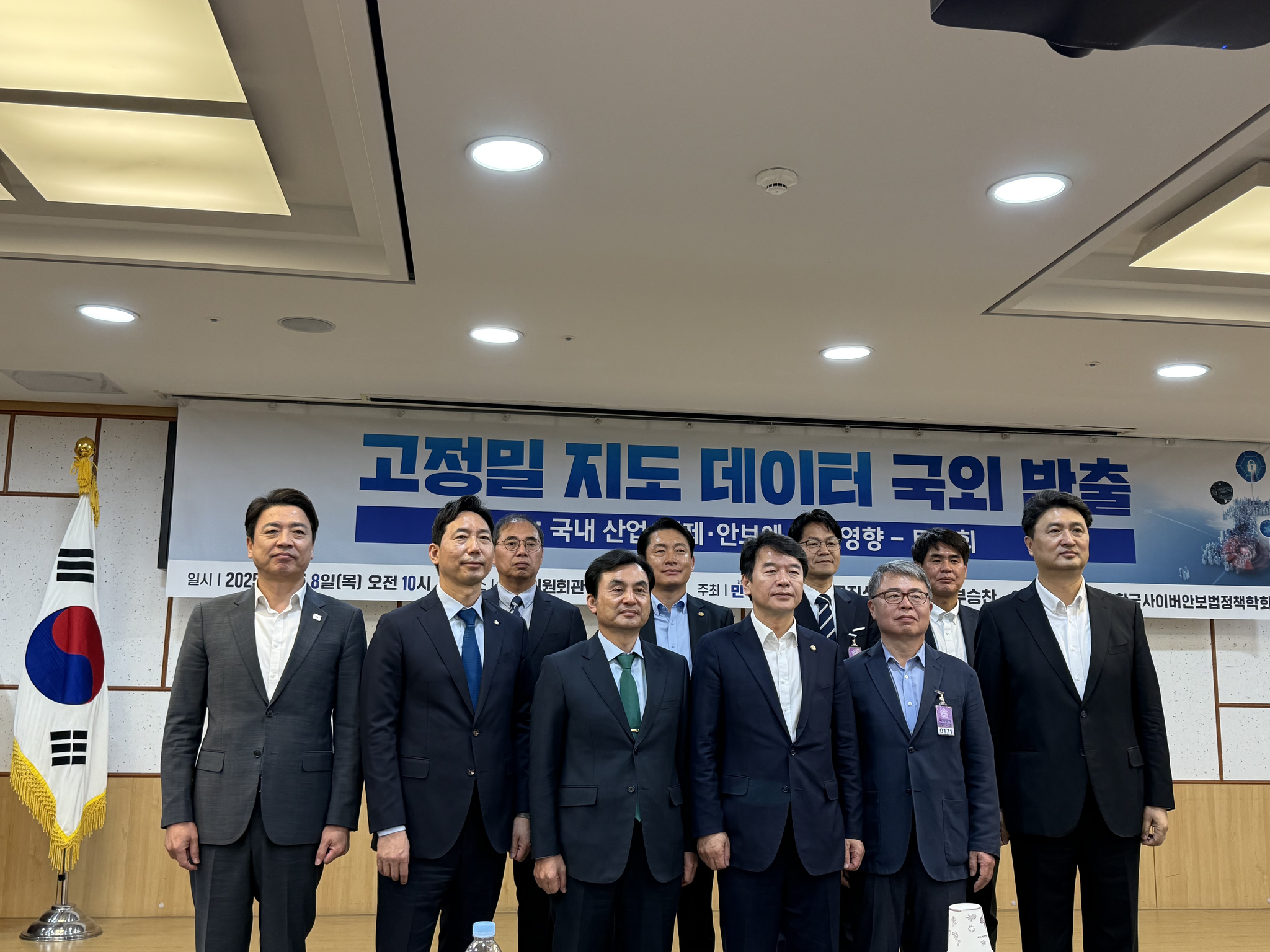 Liberal Democratic Party lawmakers, professors and debate panelists take a commemorative photograph at the National Assembly in western Seoul on May 8. [LEE SOO-JUNG]