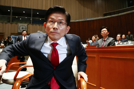 People Power Party (PPP) presidential candidate Kim Moon-soo leaves the National Assembly’s general meeting room in Yeouido, western Seoul, on May 9, shortly after PPP interim leader Kwon Young-se made remarks pressuring him to unify his candidacy and exited the session. [NEWS1]