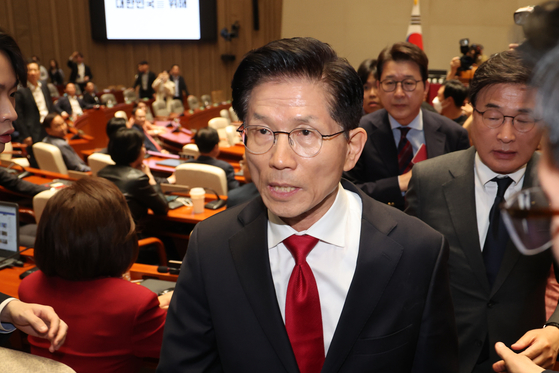 People Power Party (PPP) presidential candidate Kim Moon-soo leaves the National Assembly’s general meeting room in Yeouido, western Seoul, on May 9, shortly after PPP interim leader Kwon Young-se made remarks pressuring him to unify his candidacy and exited the session. [YONHAP]