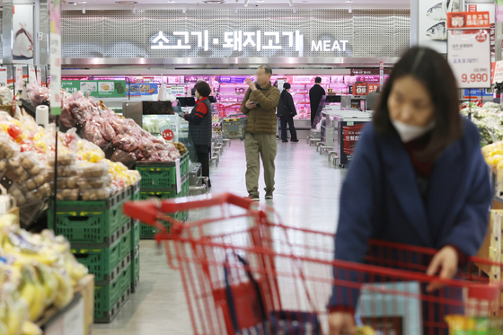 Customers shop for items at a supermarket in Seoul on April 13. [YONHAP] 