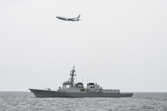 The ROKS Yulgok Yi I and a U.S. Navy P-8 maritime patrol aircraft conduct a combined Maritime Counter-Special Operations Force (MCSOF) exercise in the East Sea on May 11. [YONHAP]
