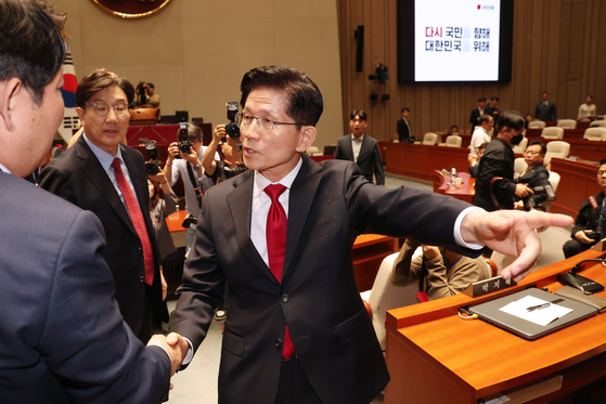 People Power Party (PPP) presidential candidate Kim Moon-soo leaves the National Assembly’s general meeting room in Yeouido, western Seoul, on May 9, shortly after PPP interim leader Kwon Young-se made remarks pressuring him to unify his candidacy and exited the session. [YONHAP]