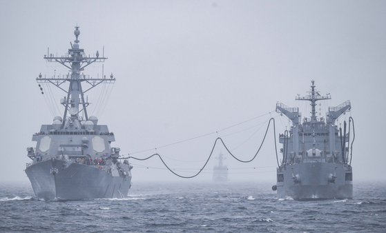 The USS William P. Lawrence, left. and the ROKS Daecheong conduct a replenishment drill in the East Sea on May 9. [NEWS1]