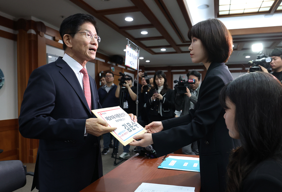 The People Power Party's presidential candidate Kim Moon-soo registers his candidacy at the National Election Commission in Gwacheon, Gyeonggi, on May 11. [JOONGANG ILBO]