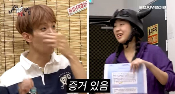Rapper Lee Young-ji, right, showing Seventeen member DK's text messages [SCREEN CAPTURE]