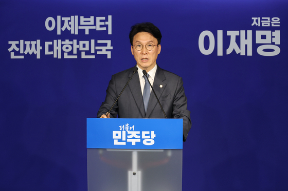 Kim Min-seok, co-chair of the Democratic Party’s election committee, gives a press briefing at the party's headquarters in Yeouido, western Seoul, on May 11. [NEWS1]