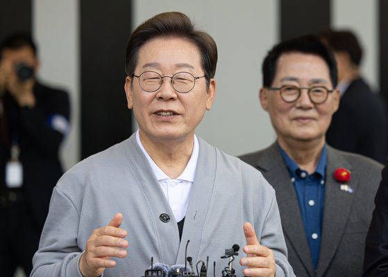Lee Jae-myung, the Democratic Party’s presidential candidate, delivers a speech at an outdoor performance stage in the County Residents’ Plaza in Haenam County, South Jeolla on May 11. [NEWS1]