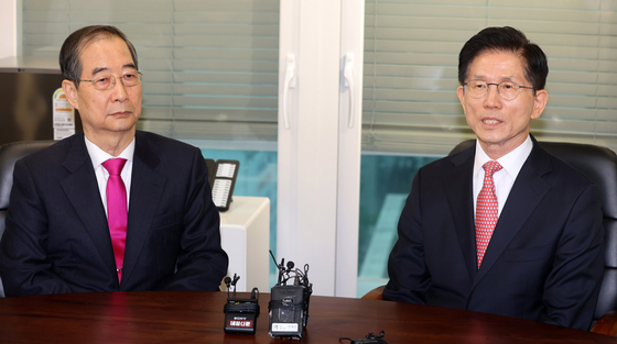 Kim Moon-soo, the People Power Party's presidential candidate, right, and former Prime Minister Han Duck-soo meet at the party’s presidential campaign office in Yeouido, western Seoul on May 11. [NEWS1]