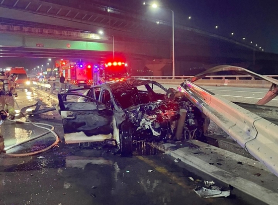 A taxi driver in their 60s was killed after debris from a central barrier, struck by a car driven by an unlicensed teenage driver, flew into oncoming traffic and hit the taxi in an accident that occurred around 4 a.m. on May 11 in Asan, South Chungcheong. [ASAN FIRE STATION]