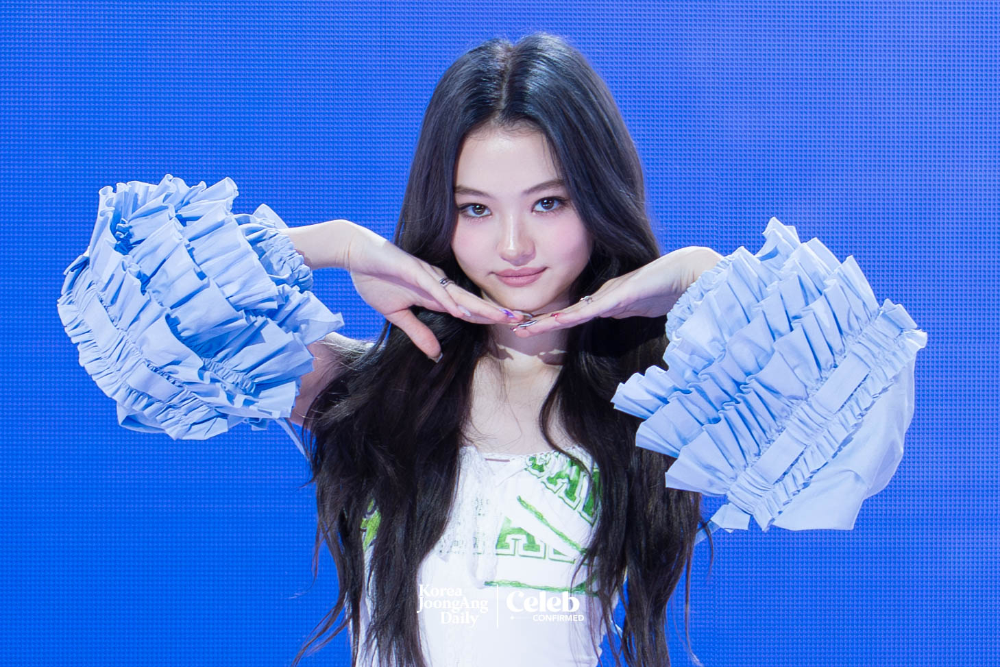 Girl group Meovv’s Ella poses for photos during a showcase on May 12 at the SBS Prism Tower in Mapo District, western Seoul, for the release of its first EP ″My Eyes Open VVide.″ [DANIELA GONZALEZ PEREZ]