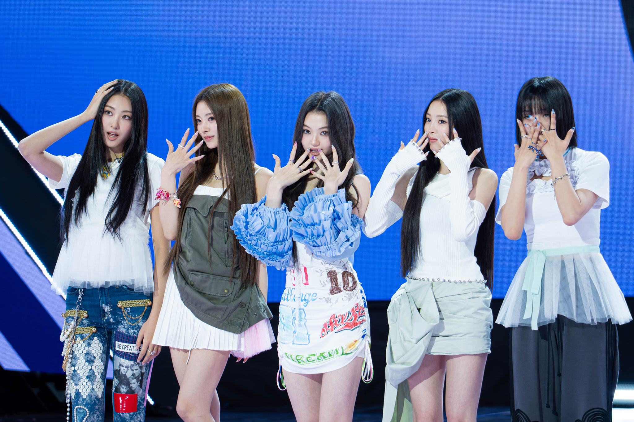 Girl group Meovv poses for photos during a showcase at SBS Prism Tower in western Seoul for the release of its first EP “My Eyes Open VVide” on May 12. [DANIELA GONZALEZ PEREZ] 