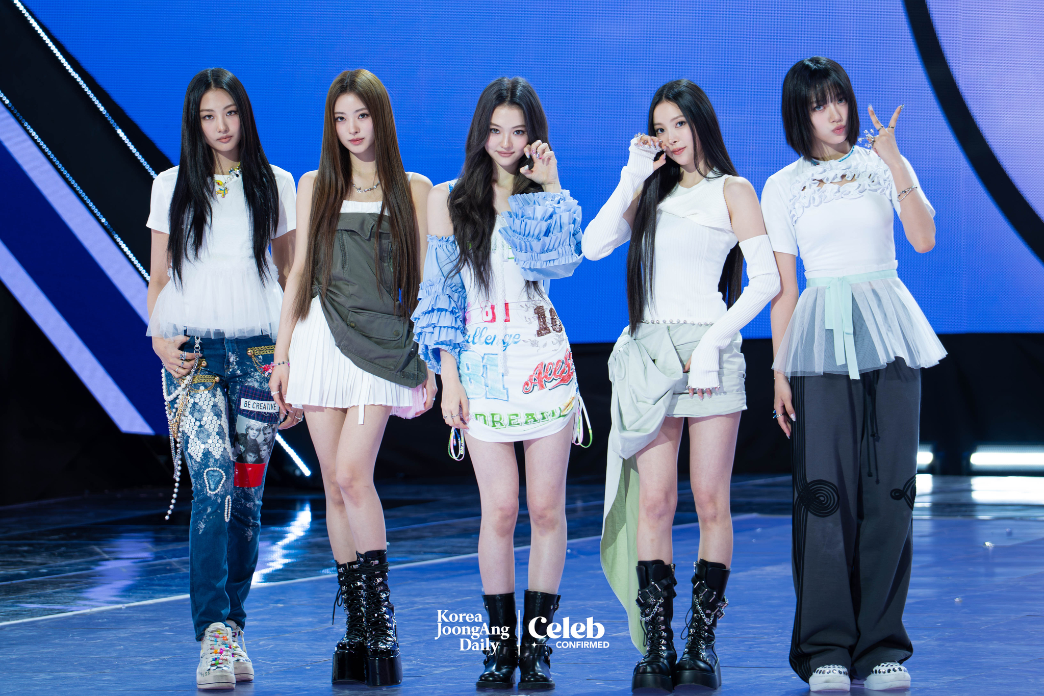 Girl group Meovv poses for photos during a showcase on May 12 at SBS Prism Tower in Mapo District, western Seoul, for the release of its first EP, ″My Eyes Open VVide.″ [DANIELA GONZALEZ PEREZ]