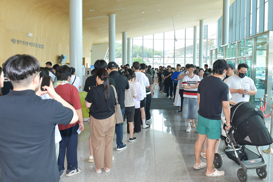 Young applicants attend a raffle event for a youth rental housing program in Yeosu, South Jeolla, on Aug. 29, 2024. [YEOSU]
