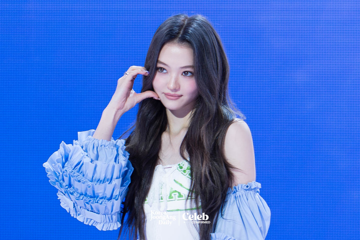 Girl group Meovv’s Ella poses for photos during a showcase on May 12 at SBS Prism Tower in Mapo District, western Seoul, for the release of its first EP, ″My Eyes Open VVide.″ [DANIELA GONZALEZ PEREZ]