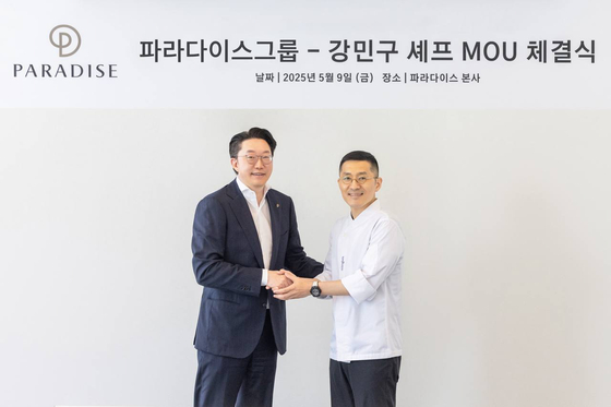 Paradise Group CEO Choi Jong-hwan, left, and Mingles chef Kang Min-goo pose for the cameras after signing an MOU at the group's headquarters in Jung District, central Seoul, on Friday. [PARADISE GROUP]