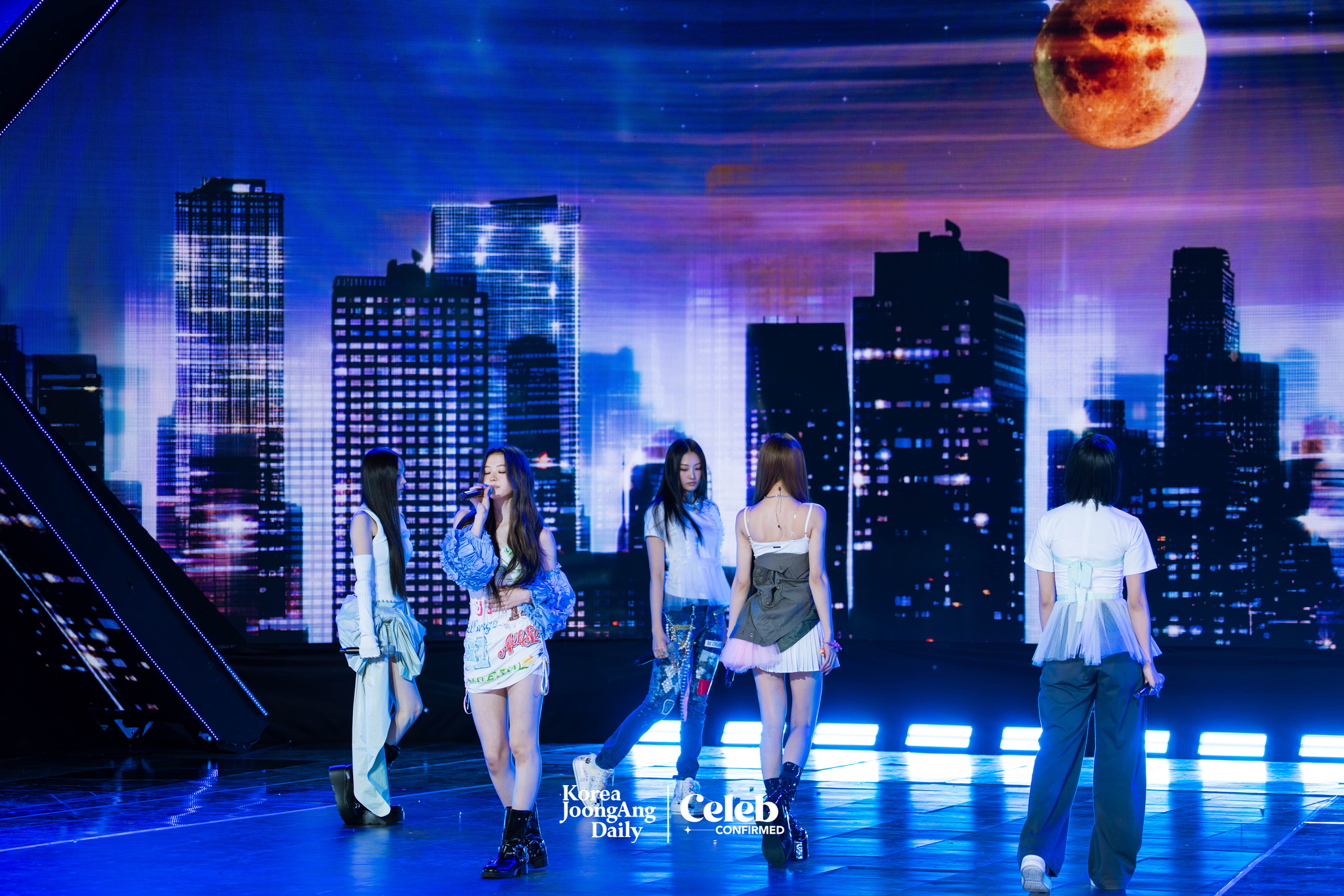 Girl group Meovv performs lead track ″Drop Top″ during a showcase on May 12 at SBS Prism Tower in Mapo District, western Seoul, for the release of its first EP, ″My Eyes Open VVide.″ [DANIELA GONZALEZ PEREZ]