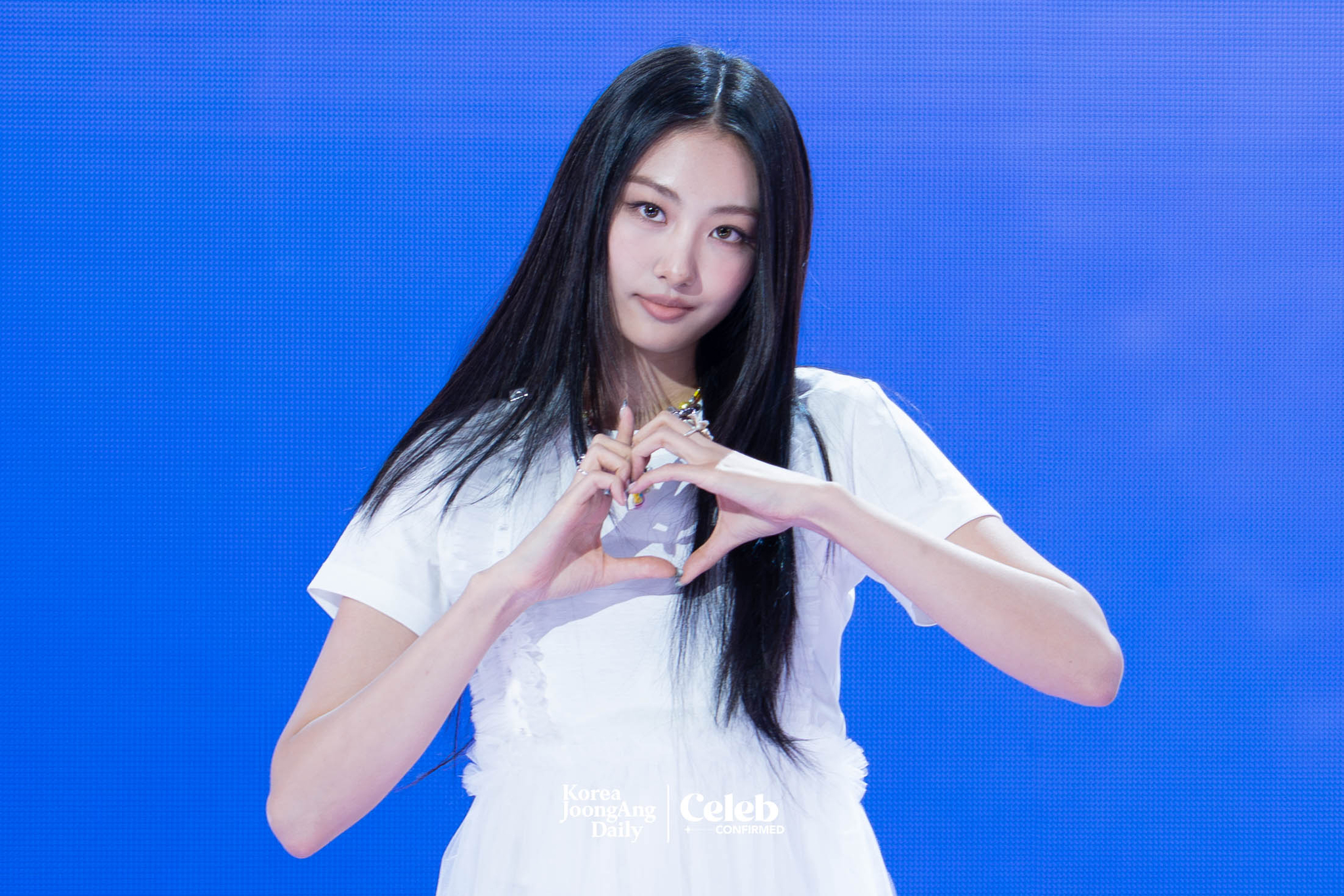Girl group Meovv’s Gawon poses for photos during a showcase on May 12 at SBS Prism Tower in Mapo District, western Seoul, for the release of its first EP, ″My Eyes Open VVide.″ [DANIELA GONZALEZ PEREZ]
