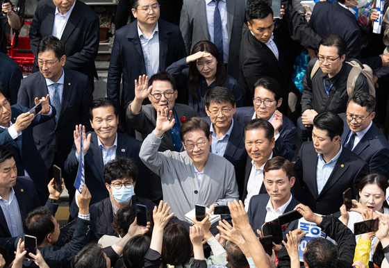 Democratic Party presidential candidate Lee Jae-myung waves his hand at an alley famous for octopus restaurants in Yeongnam County, South Jeolla, on May 11. [NEWS1] 