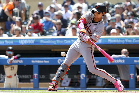 San Francisco Giants outfielder Lee Jung-hoo takes an at bat against the Minnesota Twins during the first inning of an MLB game in Minneapolis, Minnesota, on May 11. [AP/YONHAP] 