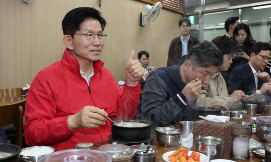 People Power Party presidential candidate Kim Moon-soo eats sundaegukbap (blood sausage soup) at Garak Maret in Songpa District, southern Seoul, on May 12, the first day of official campaigning for the 2025 presidential elections. [YONHAP] 