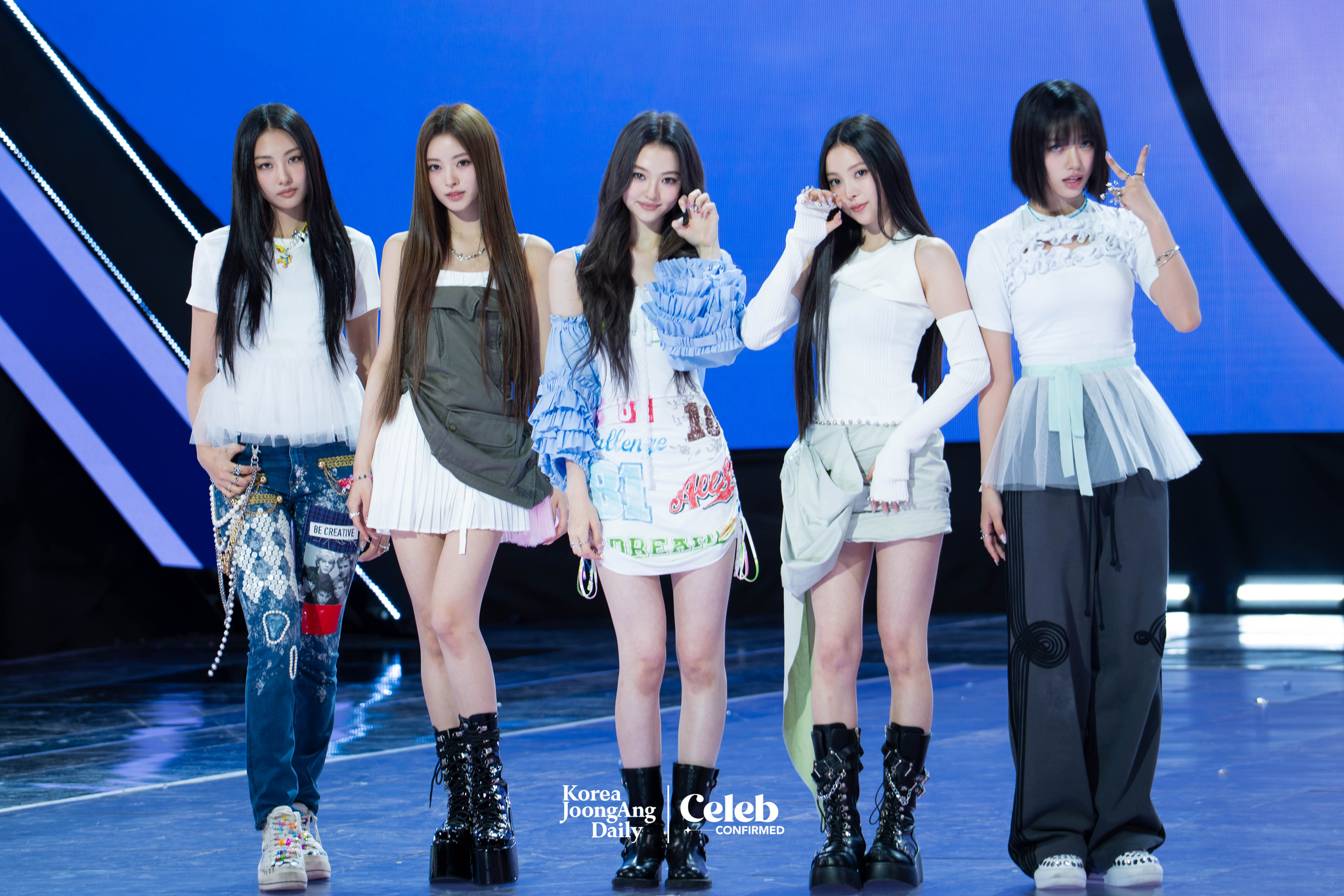 Girl group Meovv poses for photos during a showcase on May 12 at SBS Prism Tower in Mapo District, western Seoul, for the release of its first EP, ″My Eyes Open VVide.″ [DANIELA GONZALEZ PEREZ]