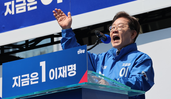 Liberal Democratic Party presidential candidate Lee Jae-myung speaks at Cheonggye Plaza in Jongno District, central Seoul on May 12. [JOONGANG ILBO]