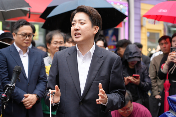 Reform Party presidential candidate Lee Jun-seok gives a speech in Jung District, Daegu on May 10. [NEWS1]