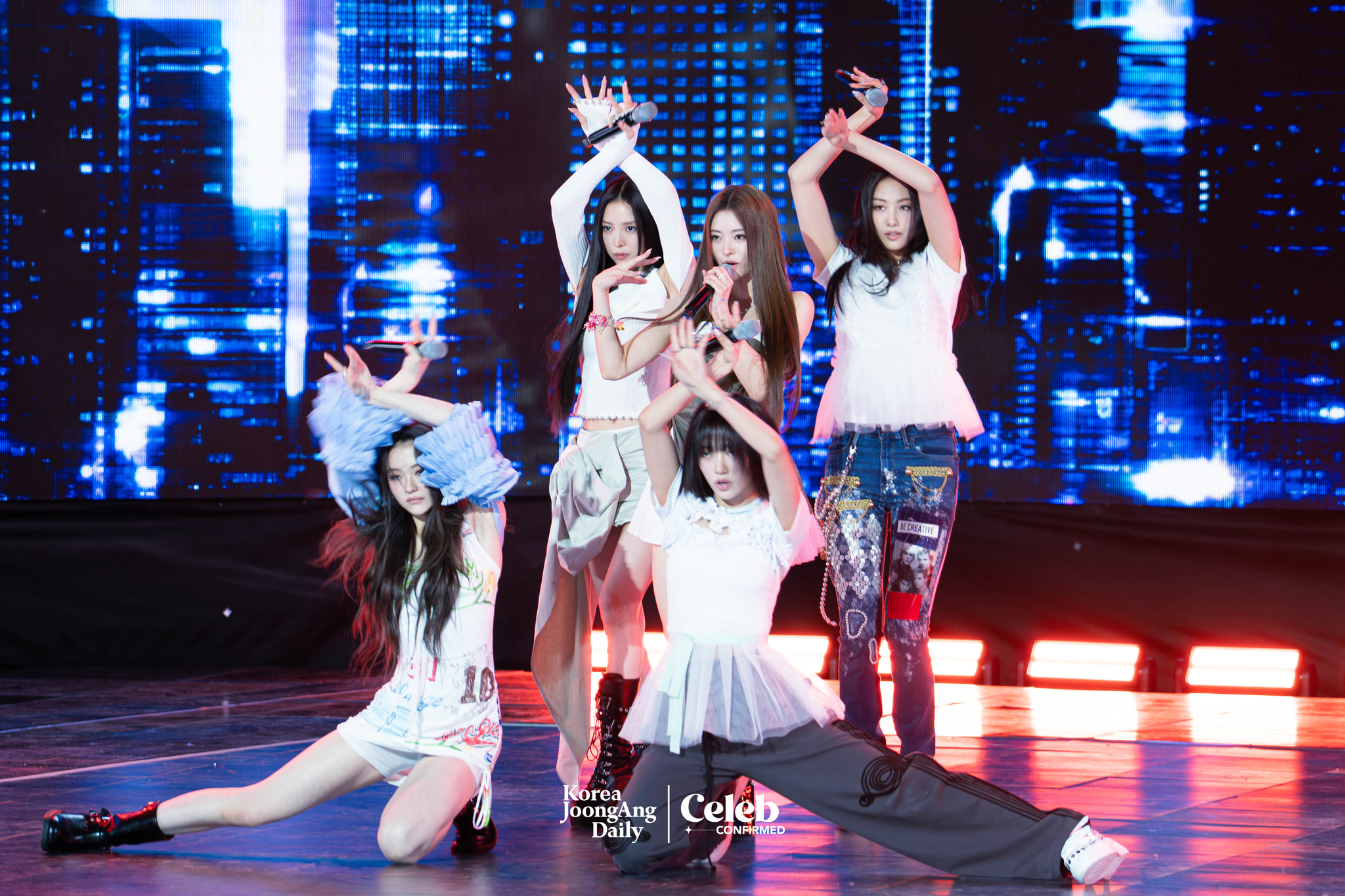 Girl group Meovv performs lead track ″Drop Top″ during a showcase on May 12 at SBS Prism Tower in Mapo District, western Seoul, for the release of its first EP, ″My Eyes Open VVide.″ [DANIELA GONZALEZ PEREZ]