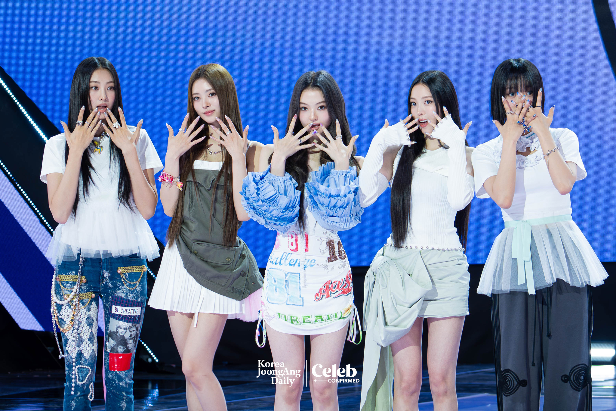 Girl group Meovv poses for photos during a showcase on May 12 at SBS Prism Tower in Mapo District, western Seoul, for the release of its first EP, ″My Eyes Open VVide.″ [DANIELA GONZALEZ PEREZ]
