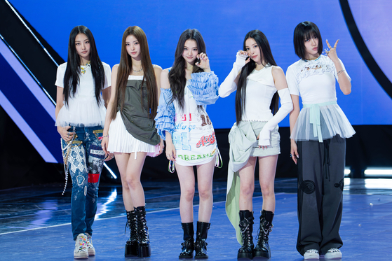 Girl group Meovv poses for photos during a showcase at SBS Prism Tower in western Seoul for the release of its first EP “My Eyes Open VVide” on May 12. [DANIELA GONZALEZ PEREZ] 