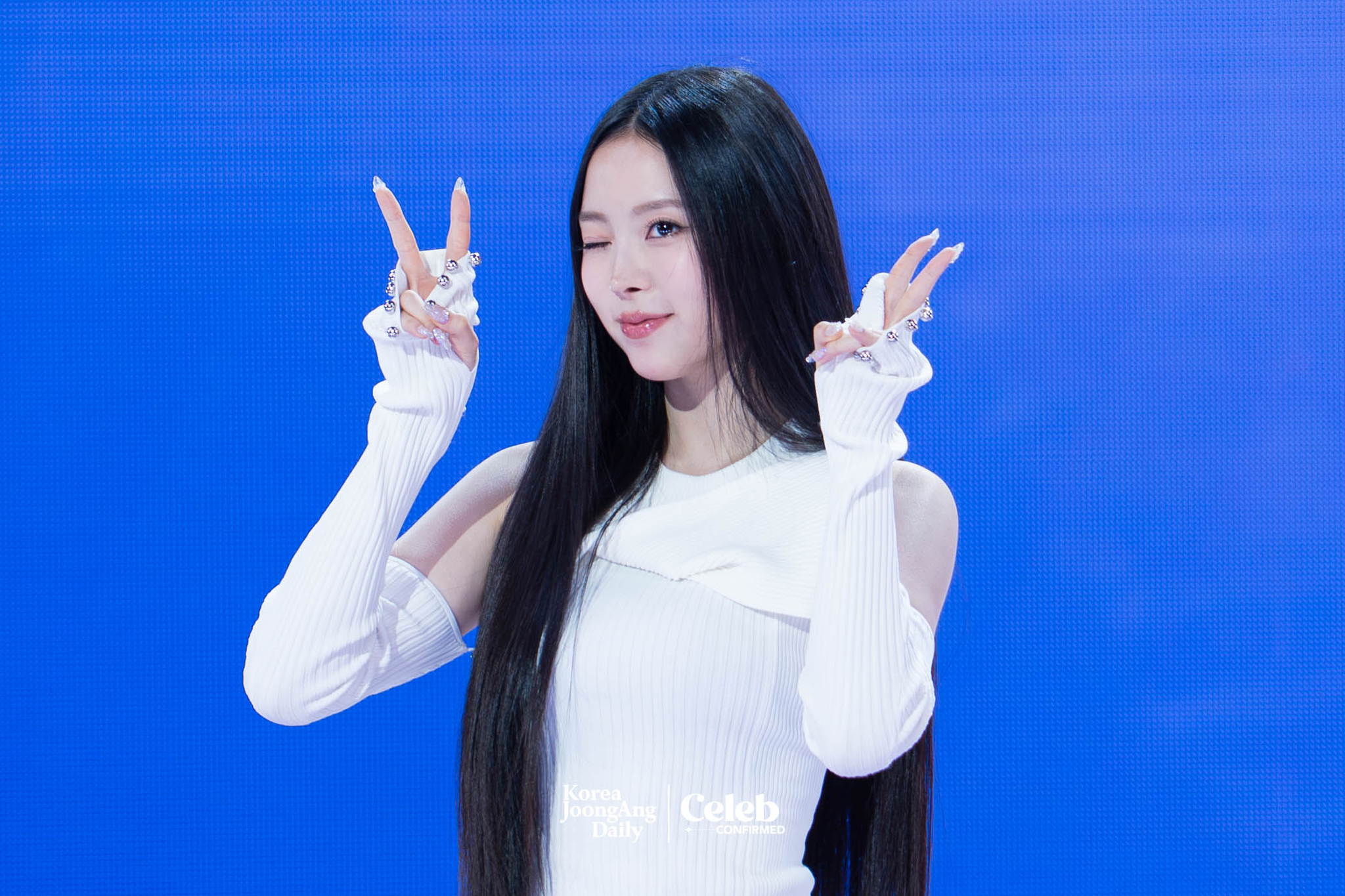 Girl group Meovv’s Narin poses for photos during a showcase on May 12 at SBS Prism Tower in Mapo District, western Seoul, for the release of its first EP, ″My Eyes Open VVide.″ [DANIELA GONZALEZ PEREZ]