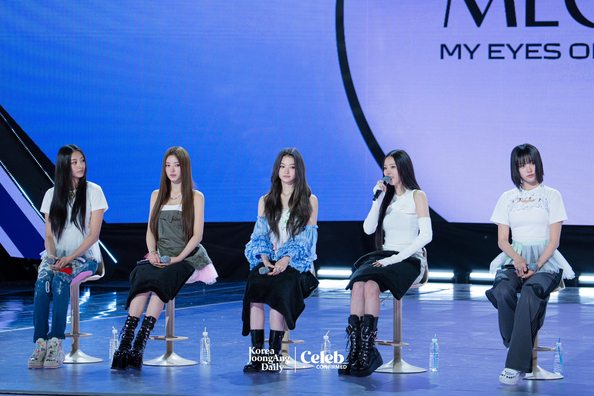 Girl group Meovv answers reporters’ questions during a showcase on May 12 at SBS Prism Tower in Mapo District, western Seoul, for the release of its first EP, ″My Eyes Open VVide.″ [DANIELA GONZALEZ PEREZ]