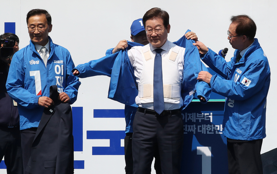Liberal Democratic Party presidential candidate Lee Jae-myung wears his party's uniform at Cheonggye Plaza in Jongno District, central Seoul on May 12. [JOONGANG ILBO]