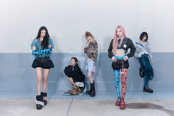 Concept photos for girl group Meovv’s “Drop Top,” the lead track for its first EP “My Eyes Open VVide” [THE BLACK LABEL]