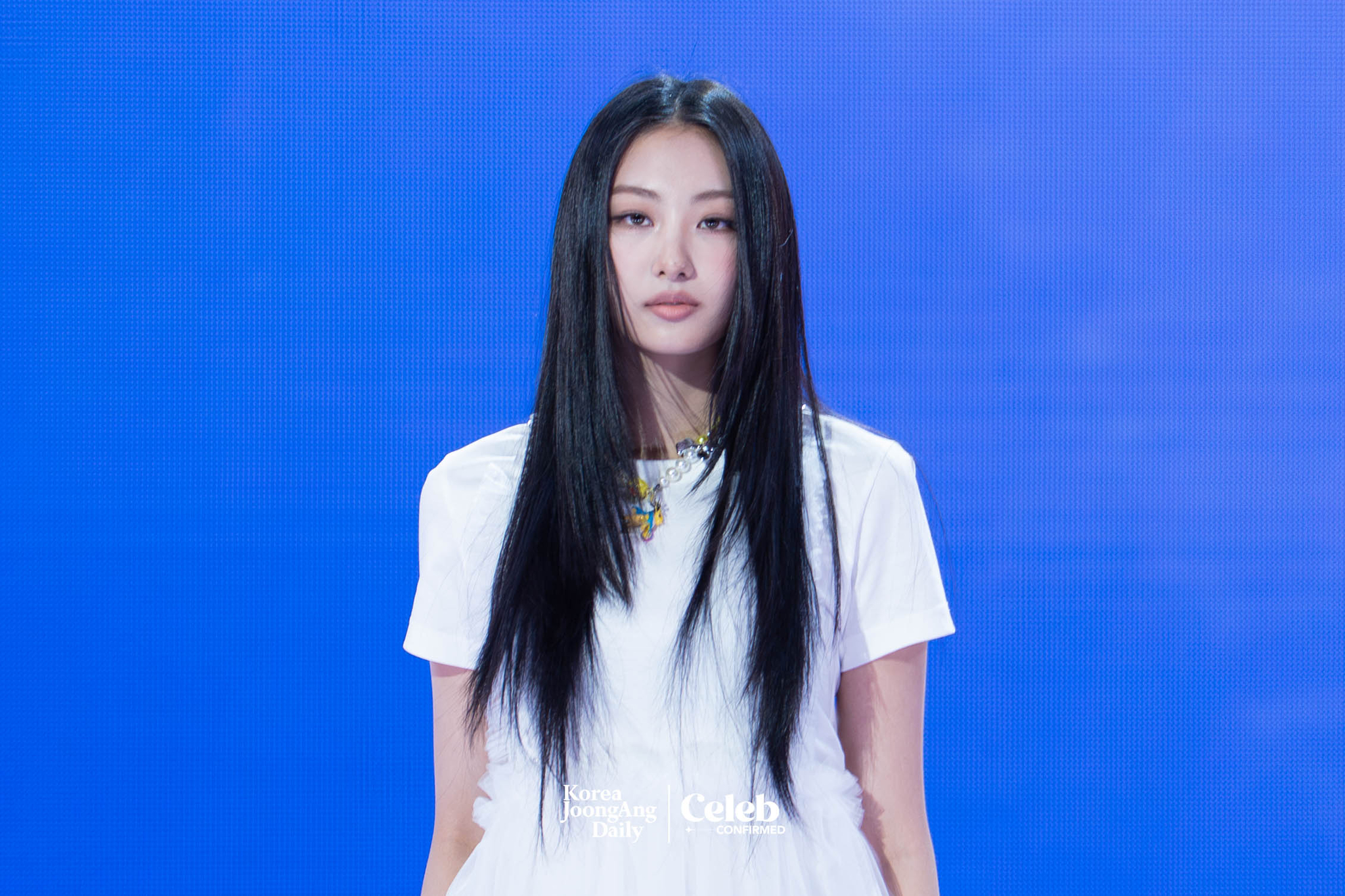 Girl group Meovv’s Gawon poses for photos during a showcase on May 12 at SBS Prism Tower in Mapo District, western Seoul, for the release of its first EP, ″My Eyes Open VVide.″ [DANIELA GONZALEZ PEREZ]