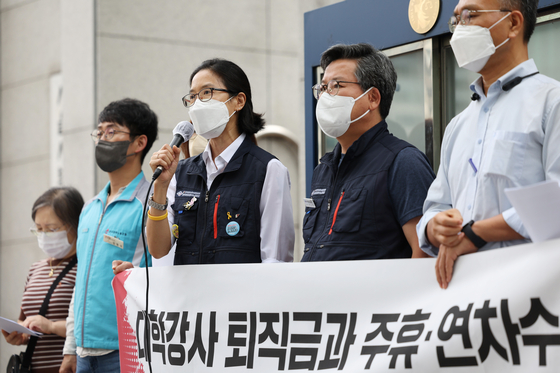 Author Bora Chung, second from left, speaks to the press, demanding better pay and conditions for Yonsei University's part-time teachers, in Mapo District, western Seoul, on Aug. 31, 2022. [YONHAP] 