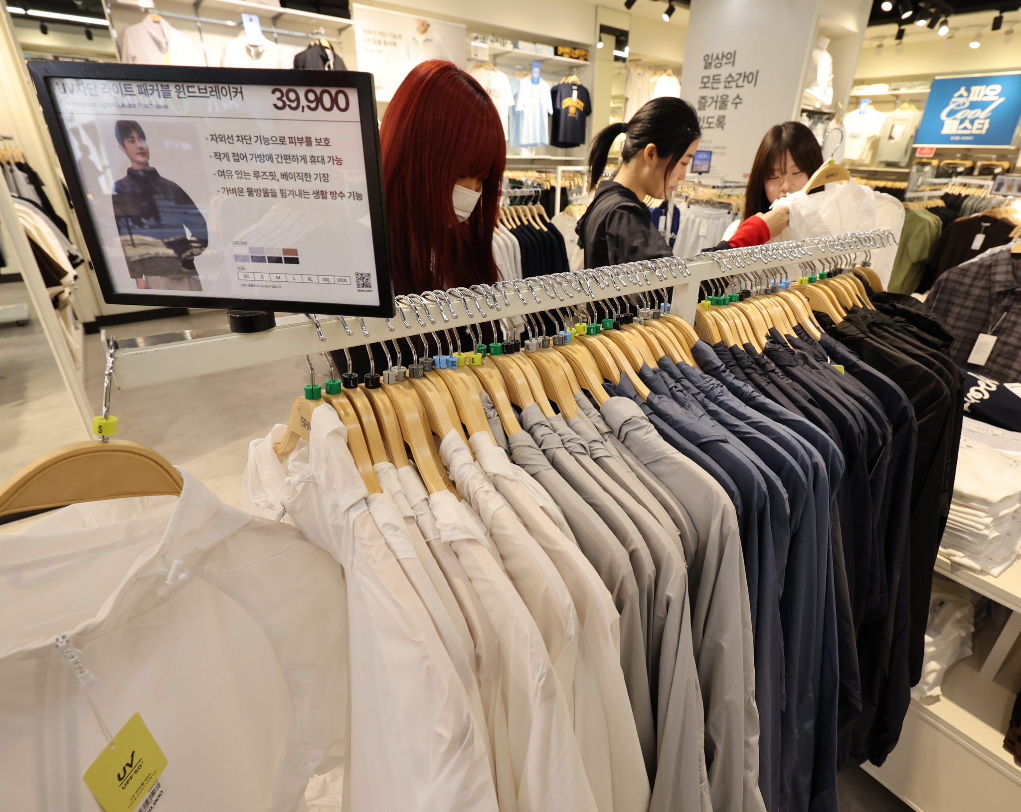 Windbreakers are displayed at fashion brand SPAO’s Myeong-dong branch on May 12. [YONHAP]
