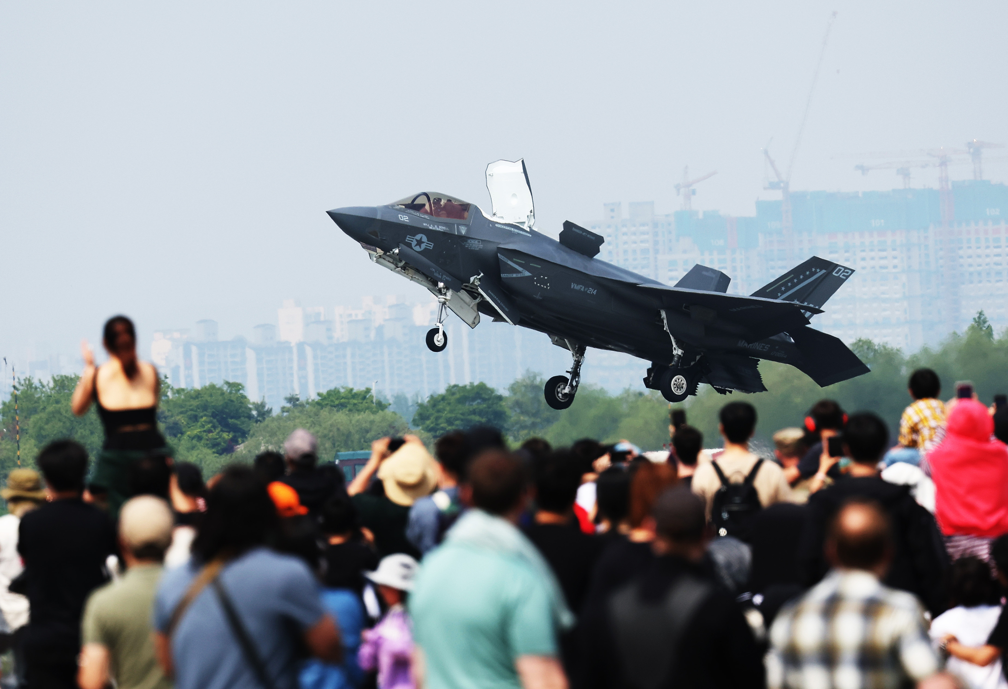 A U.S. Marine Corps F-35B fighter jet flies during Osan Air Power Day 2025 at Osan Air Base in Pyeongtaek, Gyeonggi, on May 11. [YONHAP]