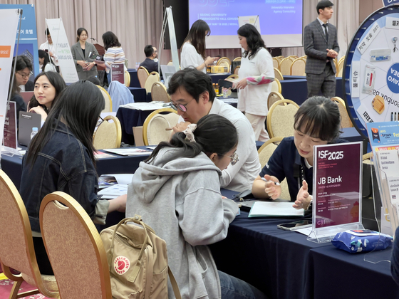 Students talk to officials at Jeonbuk Bank’s booth at the International Student Fair at Sejong University on May 13. [LEE TAE-HEE]